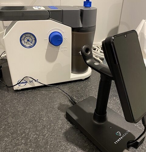 Otoscope device and microsuction pump used for earwax removal